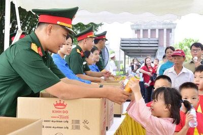 Ý nghĩa những phần quà trao tặng đồng bào, du khách tại Lăng Bác