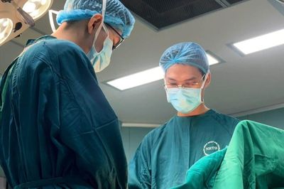Hai lần đặt túi ngực, người phụ nữ 38 tuổi liên tục chảy mủ, áp xe do vi khuẩn 'khó trị'