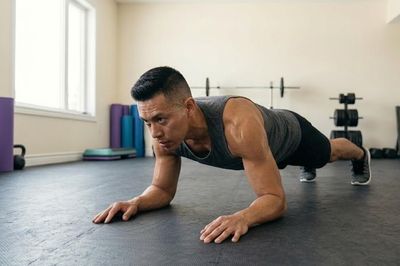 Plank có ảnh hưởng đến khớp? Ai nên thận trọng khi tập?