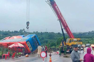 Thủ tướng chỉ đạo điều tra vụ lật xe khách khiến 2 người chết ở Gia Lai