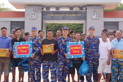 Bàn giao 32 ngư dân gặp nạn trên biển để đưa về đất liền