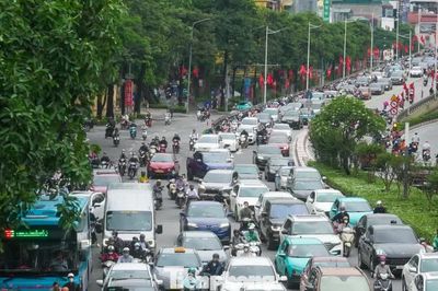 Ngày cuối kỳ nghỉ lễ, người dân trở lại thành phố: Lưu ý gì để tránh tắc đường?