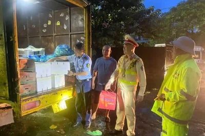 Khám phương tiện đang lưu thông, phát hiện nhiều thực phẩm không rõ nguồn gốc, xuất xứ