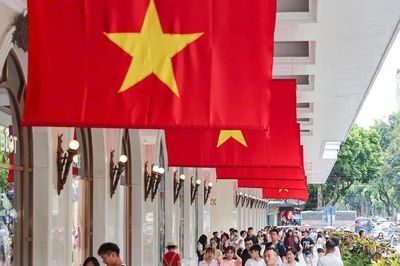 Người dân đổ về Hồ Gươm trong ngày Quốc khánh