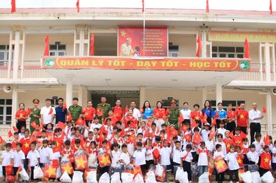 Trao cờ Tổ quốc, nâng bước học sinh xã đảo Vĩnh Thực