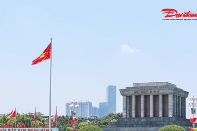 Hà Nội rực rỡ cờ hoa, dòng người đổ về trung tâm đón Tết Độc lập