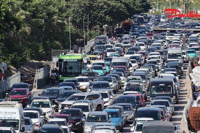 Cuối kỳ nghỉ lễ 2/9, dòng người ùn ùn trở lại Hà Nội, nhiều cửa ngõ ùn tắc