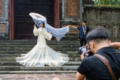 Khách đổ xô chụp trào lưu 'chạy xuyên không' ở Huế