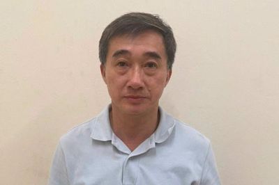 Khởi tố, bắt tạm giam Thứ trưởng Bộ Y tế Trần Văn Thuấn
