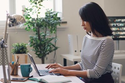 Chỉ cần kéo cằm, bạn có thể sửa tư thế ngồi sai