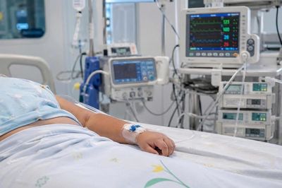 Bé trai nguy kịch sau 5 ngày sốt: Bác sĩ chỉ ra nhóm trẻ nguy cơ cao