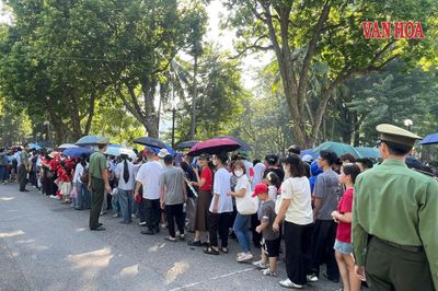 Xúc động hình ảnh hàng vạn người dân kiên nhẫn xếp hàng vào Lăng viếng Bác ngày 2.9