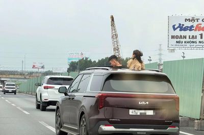 Nữ tài xế để 2 trẻ em 'hóng gió' qua cửa sổ trời trên cao tốc
