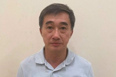 Bắt tạm giam Thứ trưởng Bộ Y tế Trần Văn Thuấn