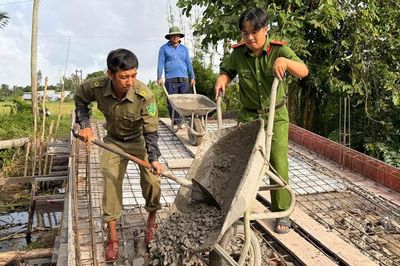 An Giang: Công an xã Giồng Riềng góp sức xây dựng cầu dân sinh
