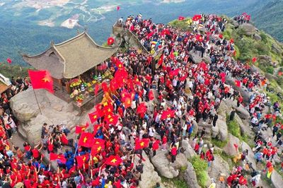 Hơn 4.000 người hát vang Quốc ca trên đỉnh Yên Tử trong ngày Quốc khánh