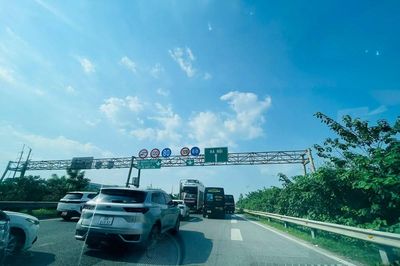 Cửa ngõ Hà Nội đông đúc trong chiều tối ngày cuối kì nghỉ 2.9