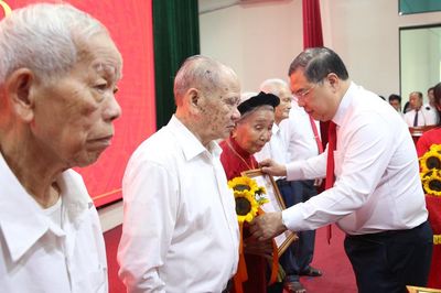 Phó Thủ tướng Thường trực Chính phủ Phạm Gia Túc trao Huy hiệu Đảng tặng các đảng viên lão thành tại Hà Tĩnh