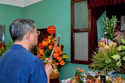 Thủ tướng Lê Minh Hưng dâng hương tưởng nhớ Chủ tịch Hồ Chí Minh