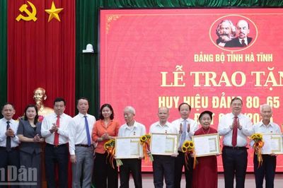Đồng chí Phạm Gia Túc trao Huy hiệu Đảng cho các đảng viên lão thành tại Hà Tĩnh