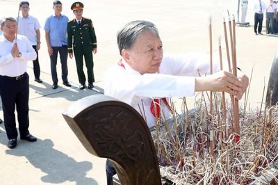 Tổng Bí thư, Chủ tịch nước Tô Lâm dâng hương tưởng nhớ Chủ tịch Hồ Chí Minh tại Hà Nội