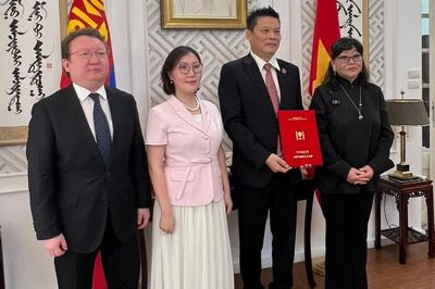 Trường đại học Văn hóa nghệ thuật Mông Cổ vinh danh đạo diễn Lê Quý Dương