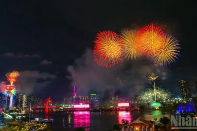 [Ảnh] Thành phố Hồ Chí Minh rực rỡ trong đêm pháo hoa mừng Quốc khánh