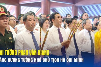 Đại tướng Phan Văn Giang dâng hương tưởng nhớ Chủ tịch Hồ Chí Minh