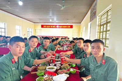 Sư đoàn 324 (Quân khu 4): Ấm áp Tết Độc lập tại đơn vị