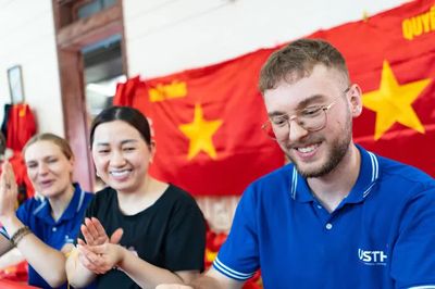Sinh viên quốc tế trải nghiệm làm cờ Tổ quốc tại làng Từ Vân