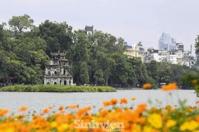 Hà Nội rực sắc cờ trong ngày Quốc khánh
