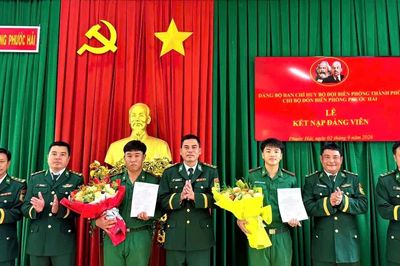 Nhiều chiến sĩ được vinh dự kết nạp Đảng trong ngày Tết Độc lập