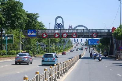 Bổ sung biển cảnh báo khoảng cách trên cầu Nhật Tân ngay trong tháng 9