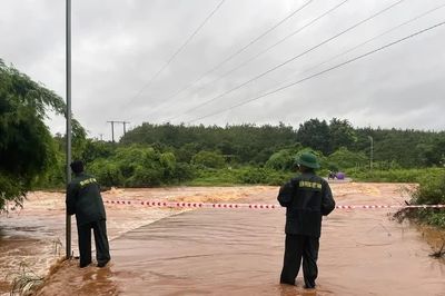 Gia Lai: Ngầm tràn ngập sâu, chia cắt, Bộ đội Biên phòng túc trực cảnh báo người dân