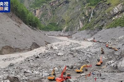 Trung Quốc khôi phục tuyến đường tới cửa khẩu Nepal sau lũ quét