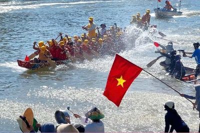 Những dòng sông, mặt biển 'dậy sóng' nhịp chèo ngày Quốc khánh