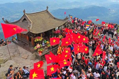 Hơn 4.000 người chào cờ, hát Quốc ca tại đỉnh thiêng Yên Tử