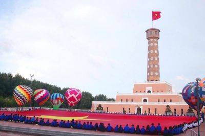 Lá Đại kỳ xác lập Kỷ lục Việt Nam, khinh khí cầu rực sáng Đất Mũi mừng Quốc khánh