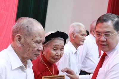Phó Thủ tướng Thường trực Phạm Gia Túc trao Huy hiệu Đảng cho các đảng viên tại Hà Tĩnh