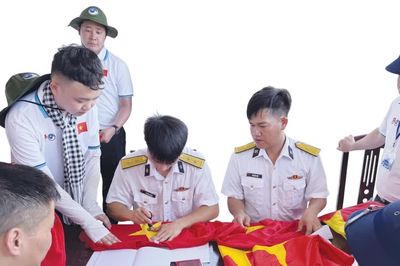 Dấu mốc chủ quyền thiêng liêng trên cờ Tổ quốc