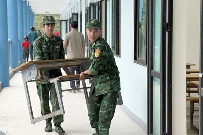 Lính Biên phòng góp sức làm đẹp trường học vùng biên