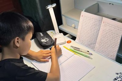 Trao ngọn đèn nhỏ thắp sáng ước mơ học trò nghèo
