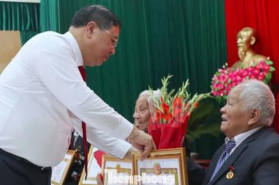 Phó Thủ tướng Thường trực Chính phủ trao Huy hiệu Đảng tại Nghệ An