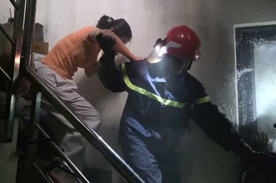 Cảnh sát PCCC cứu 4 người thoát khỏi căn nhà 6 tầng đang cháy ở TPHCM