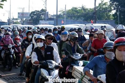 Người dân trở lại TPHCM: Trái ngược ở hai cửa ngõ