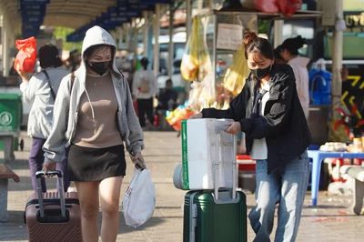 Lỉnh kỉnh đồ đạc, người dân tấp nập trở về Hà Nội ngày cuối kỳ nghỉ lễ 2/9