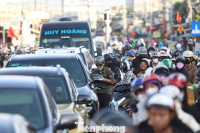 Trở về TPHCM sau nghỉ lễ: Phà Cát Lái ùn tắc kéo dài 4km