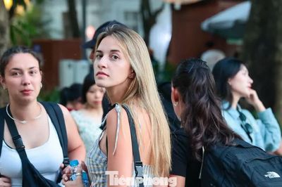 Hàng nghìn người 'xí chỗ' quanh Hồ Gươm chờ xem pháo hoa mừng Quốc khánh
