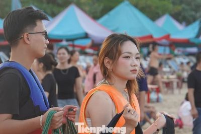 Cảnh tượng đối lập tại các bãi tắm ở Đồ Sơn