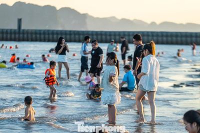 Chiều 2/9 không vội về Hà Nội, du khách 'giải nhiệt' ở biển Bãi Cháy